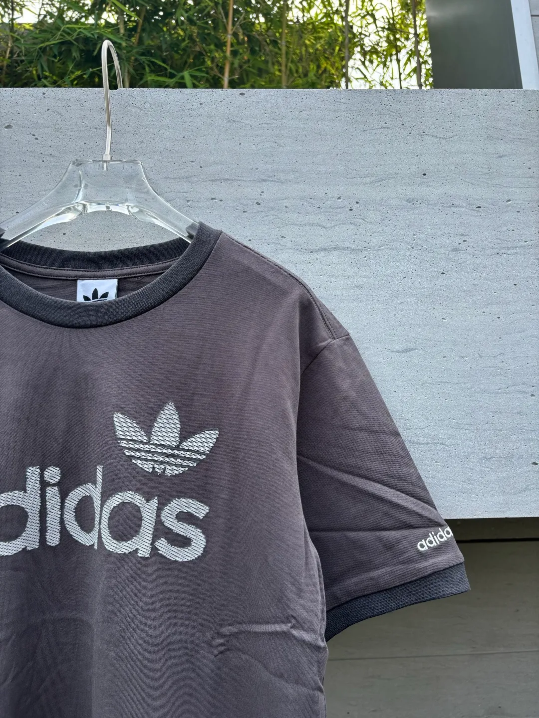 𝟬𝟱𝟰𝟰#Exclusive real shot/difference between various stolen pictures and online version on the market [𝗮𝗱𝗶𝗱𝗮𝘀Adidas Clover & Wang Hexi Same Style Contrast Retro T-shirt] ✅This Retro contrast T-shirt directly brings out the American Retro feel. Classic round neck contrast hemming design, white and red Dark Gray is available in two colors, no matter the skin color or body shape, the same style for men and women can be easily chosen as a couple's style! . ✅ Original mold opening, pure original/tag washed wheat ribbon individually coded/full set of 1:1 customized accessories ➕Customized three-label ➕𝗬𝘂𝗮𝗻 version of the tag ➕𝗹𝗼𝗴𝗼 packaging bag🔥 ➕Scan the QR code to enter the official website. Complete with three labels! Perfect Quality! Highly recommended! ✅Top version, ins Xiaohongshu Kuaishou = lots of bloggers’ outfits. ✅Adi’s absolute Hot Sale star Same Style details are online, feel free to compare! The iconic Adidas logo embellishes the chest, highlighting the brand's charm. Fixed color and classic three-bar stripes, classic will never go out of style! Versatile is not picky, the original model is perfect for the upper body, so buy it with your eyes closed! ✅Easily adaptable to various sports or daily leisure scenes. Whether you are running for fitness or hanging out on the street, it can keep you full of energy without losing the sense of fashion. ✅Complete sizes to meet the needs of different body shapes! Color;Dark Gray Size S-XXL